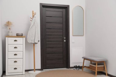 Koridordaki askılık, dolap ve ayakkabı deposu. İç tasarım