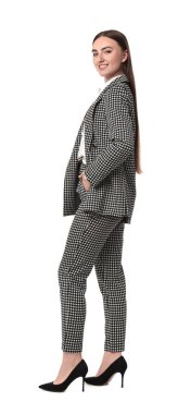 Beyaz arka planda şık takım elbiseli güzel bir kadın.