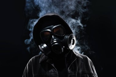 Siyah arka planda gaz maskeli adam, düşük açılı görünüm