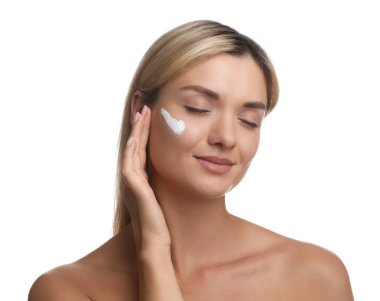 Beyaz arka planda krem sürmüş güzel bir kadın.