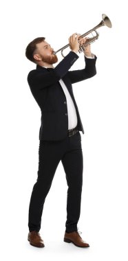 Beyaz arka planda trompet çalan yakışıklı müzisyen