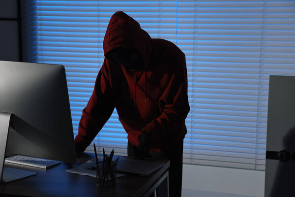 Вор ищет деньги в офисе по ночам. Воровство