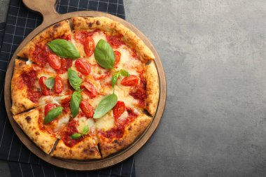 Gri masada nefis Margherita pizzası, üst manzara. Metin için boşluk