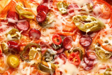 Lezzetli pizza Diablo arka planda, yukarıdan.