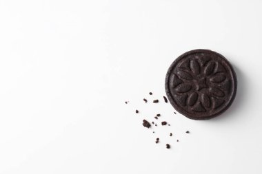 Beyaz arka planda lezzetli bir sandviç kurabiyesi, üst manzara. Metin için boşluk