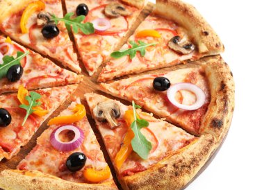 Beyaz üzerine izole edilmiş lezzetli vejetaryen pizzası.