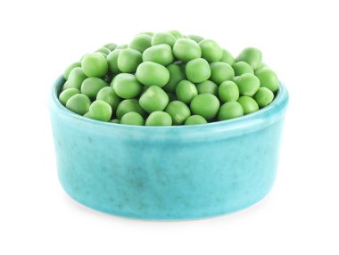 Taze taze bezelyeler beyaz kasede izole edilmiş.