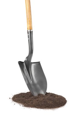 Tahta saplı metal kürek ve beyaz üzerine izole edilmiş toprak yığını.