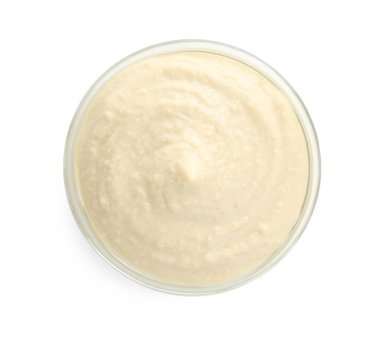 Tabaktaki leziz humus beyaza izole edilmiş, üst manzara.