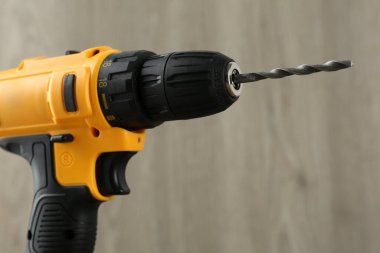 Arka planda bulanık bir kablosuz elektrik matkabı