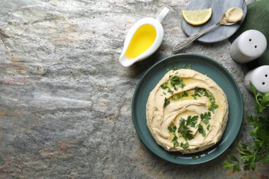 Gri desenli masada servis edilen nefis zeytinyağlı humus. Metin için boşluk