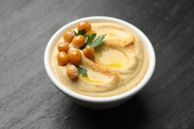 Zeytinyağı, nohut ve maydanozlu lezzetli humus.