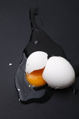 Siyah arka planda çiğ yumurta, yakın plan.