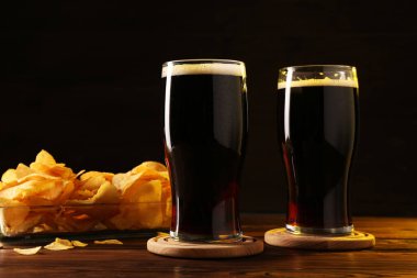 Bardaklar dolusu bira ve patates cipsi.