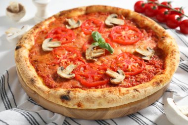 Domatesli, mantarlı ve fesleğenli lezzetli pizza.
