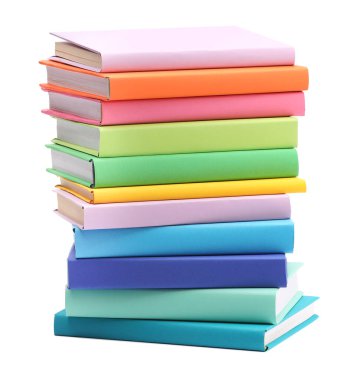 Beyaza izole edilmiş renkli kitap yığını