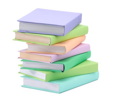 Beyaza izole edilmiş renkli kitap yığını