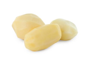 Soyulmuş taze çiğ patatesler.