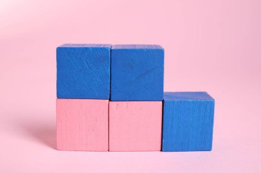 Pembe arka planda bir sürü boş renkli küp