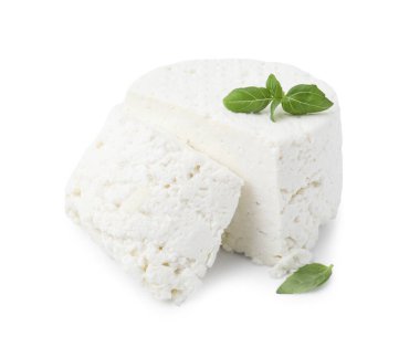 Taze ricotta (krem peynir) ve fesleğen beyaza izole edilmiş.