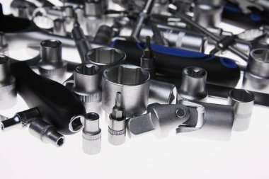 Beyaz arkaplanda oto tamircisinin araçlarını ayarla, kapat