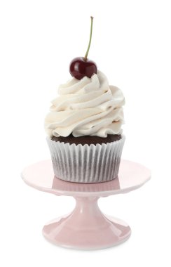 Lezzetli kek krem ve beyaz izole kiraz