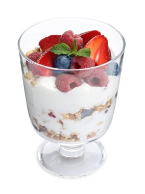 Taze böğürtlenli lezzetli yoğurt ve beyaz üzerine izole edilmiş cam tatlı kasesinde naneli şeker.