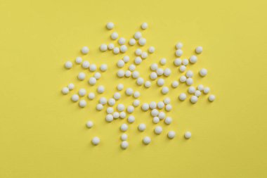 Sarı arka planda homeopatik tedavi, düz uzanma