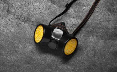 Gri masada bir solunum maskesi, üst görünüm.