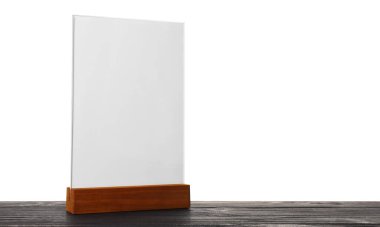 Beyaz arka planda tahta masanın üzerinde menü tutucu. Tasarım için model