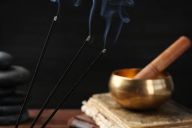 Aromatik tütsü, bulanık arka planda için için için için yanan, yakın plan.