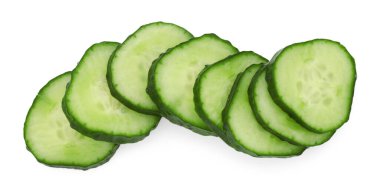 Taze kesilmiş salatalık beyaza izole edilmiş, üst manzara