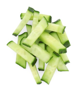 Taze salatalık parçaları beyaza izole edilmiş.