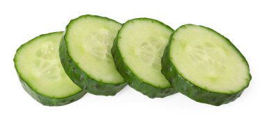 beyaz izole taze salatalık dilimleri