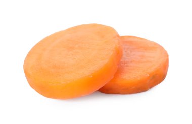 Taze olgun havuç dilimleri beyaz üzerinde izole edilmiş.