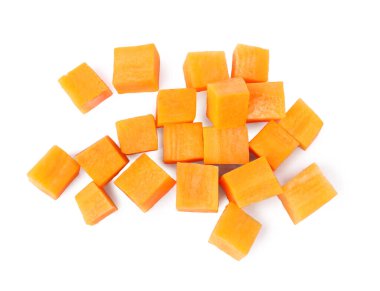 Taze olgun havuç parçaları beyazda izole edilmiş.