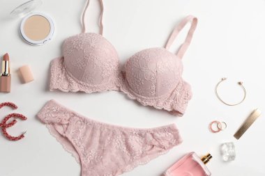 Beyaz arka planda güzel dantelli iç çamaşırları ve aksesuarlar.