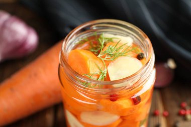 Lezzetli havuç turşusu, sarımsak ve dereotu masada, yakın plan.