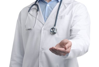 Doktor beyaz arka planda bir şey tutuyor, yakın plan.