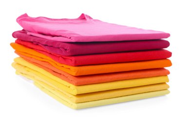 Beyaza izole edilmiş temiz renkli tişörtler yığını