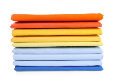 Beyaza izole edilmiş temiz renkli tişörtler yığını