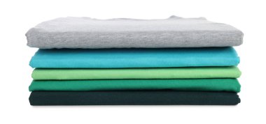 Beyaza izole edilmiş temiz renkli tişörtler yığını