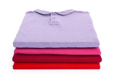 Beyaza izole edilmiş temiz renkli tişörtler yığını