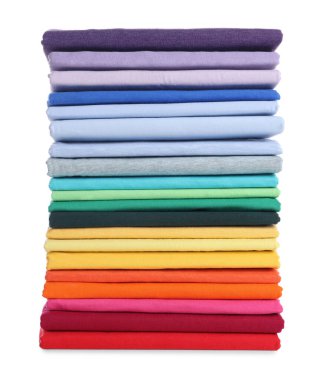 Beyaza izole edilmiş temiz renkli tişörtler yığını