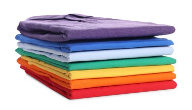 Beyaza izole edilmiş temiz renkli tişörtler yığını