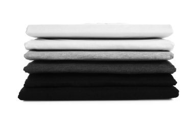 Beyaza izole edilmiş temiz renkli tişörtler yığını