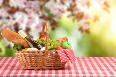 Piknik sepeti, içinde yiyecek ve şarap var. Metin için boşluk