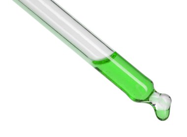 Beyaz arka planda yeşil kozmetik yağlı damlatıcı