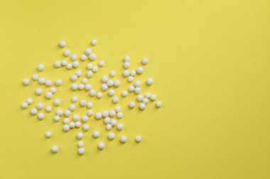 Sarı arka planda homeopatik tedavi, düz yatış. Metin için boşluk