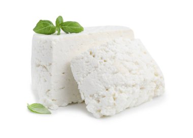 Taze ricotta (krem peynir) ve fesleğen beyaza izole edilmiş.